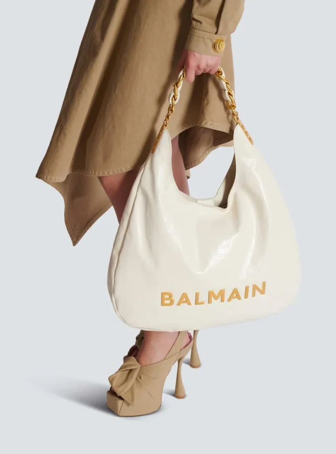 1945 Soft Hobo Tasche aus geprägtem, geknittertem Kalbsleder mit PB Labyrinth Monogramm 1945 Soft Hobo Tasche aus geprägtem, geknittertem Kalbsleder mit PB Labyrinth Monogramm