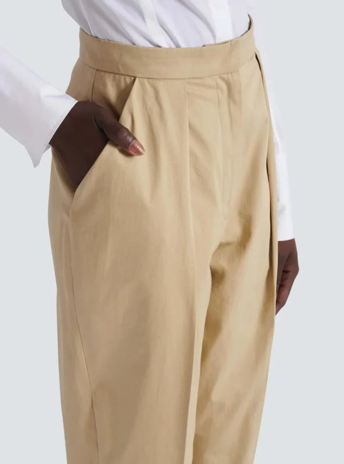 7/8-Hose mit Abnähern aus Baumwollgabardine 7/8-Hose mit Abnähern aus Baumwollgabardine