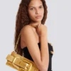Anthem Clutch aus laminiertem Leder Anthem Clutch aus laminiertem Leder
