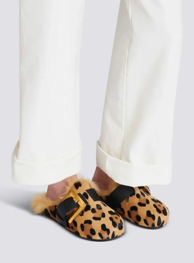 Anthem Pantoletten aus Ponyfell mit Leopardenmuster und Kunstfell Anthem Pantoletten aus Ponyfell mit Leopardenmuster und Kunstfell