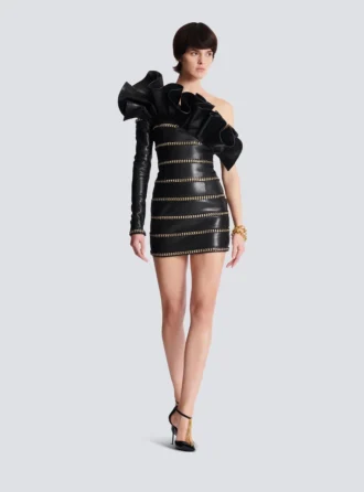 Asymmetrisches, figurbetontes Lederkleid mit Ketten