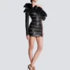 Asymmetrisches, figurbetontes Lederkleid mit Ketten Asymmetrisches, figurbetontes Lederkleid mit Ketten