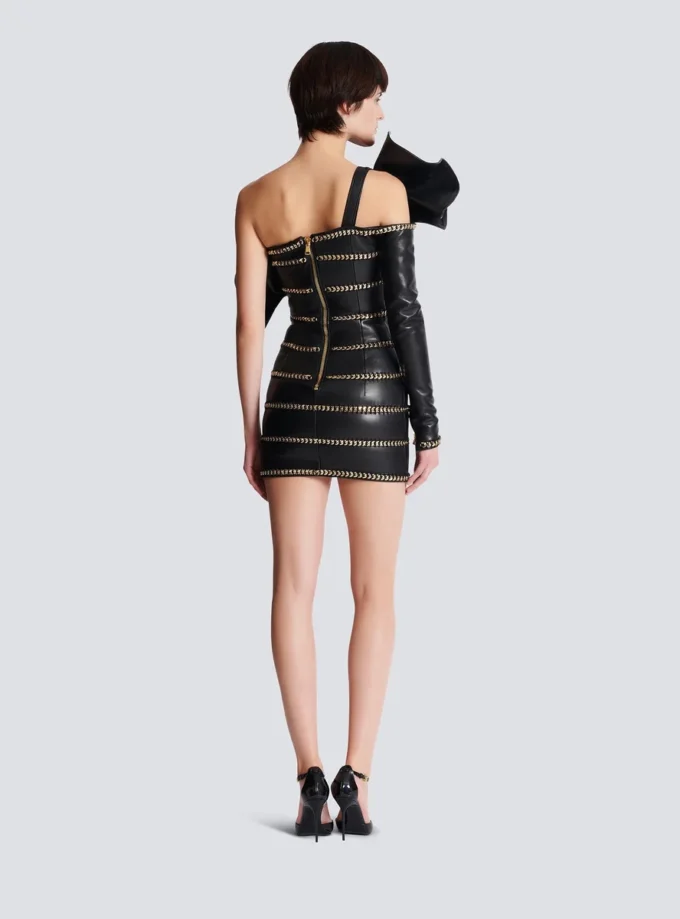 Asymmetrisches, figurbetontes Lederkleid mit Ketten Asymmetrisches, figurbetontes Lederkleid mit Ketten