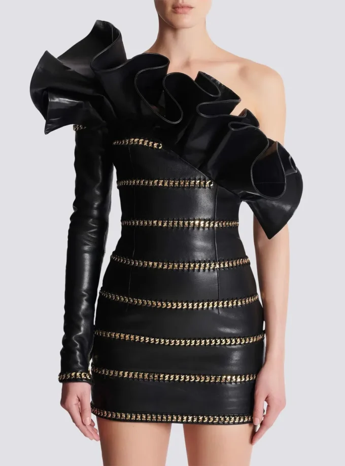 Asymmetrisches, figurbetontes Lederkleid mit Ketten Asymmetrisches, figurbetontes Lederkleid mit Ketten