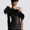 Asymmetrisches, figurbetontes Lederkleid mit Ketten Asymmetrisches, figurbetontes Lederkleid mit Ketten