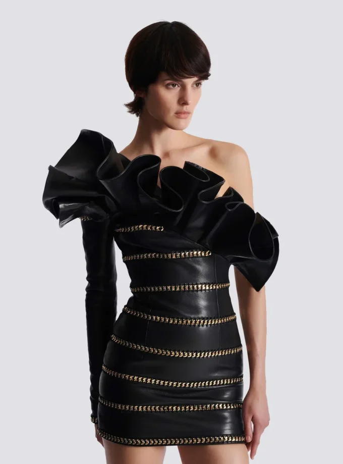 Asymmetrisches, figurbetontes Lederkleid mit Ketten Asymmetrisches, figurbetontes Lederkleid mit Ketten