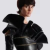 Asymmetrisches, figurbetontes Lederkleid mit Ketten Asymmetrisches, figurbetontes Lederkleid mit Ketten