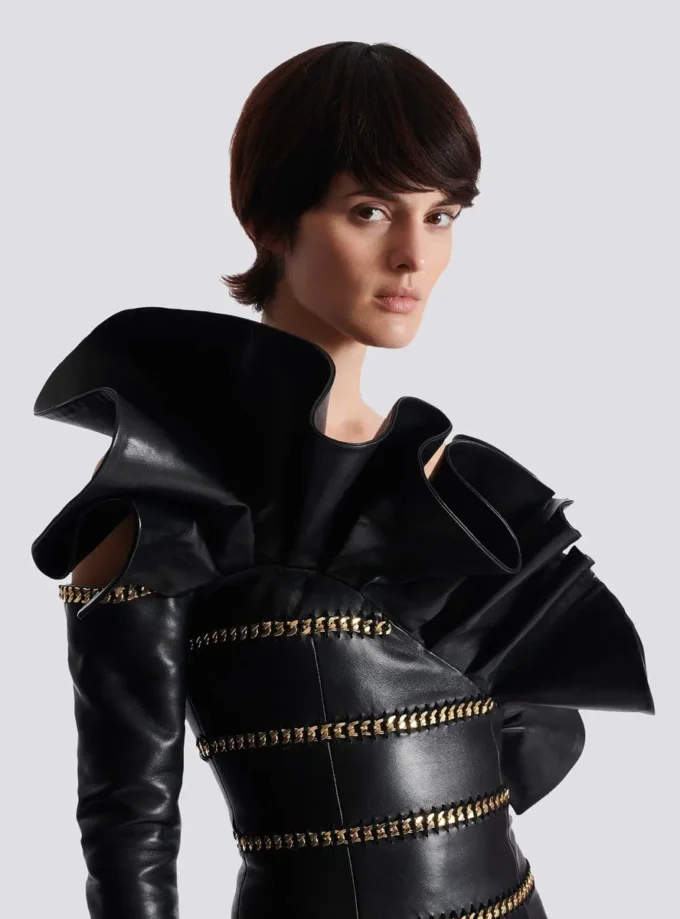 Asymmetrisches, figurbetontes Lederkleid mit Ketten Asymmetrisches, figurbetontes Lederkleid mit Ketten
