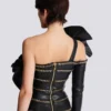 Asymmetrisches, figurbetontes Lederkleid mit Ketten Asymmetrisches, figurbetontes Lederkleid mit Ketten
