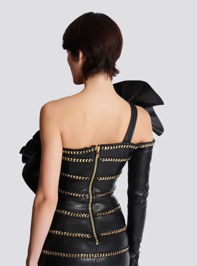 Asymmetrisches, figurbetontes Lederkleid mit Ketten Asymmetrisches, figurbetontes Lederkleid mit Ketten