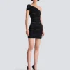Asymmetrisches Kleid aus glänzendem Rollstrick Asymmetrisches Kleid aus glänzendem Rollstrick