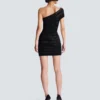 Asymmetrisches Kleid aus glänzendem Rollstrick Asymmetrisches Kleid aus glänzendem Rollstrick