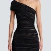 Asymmetrisches Kleid aus glänzendem Rollstrick Asymmetrisches Kleid aus glänzendem Rollstrick