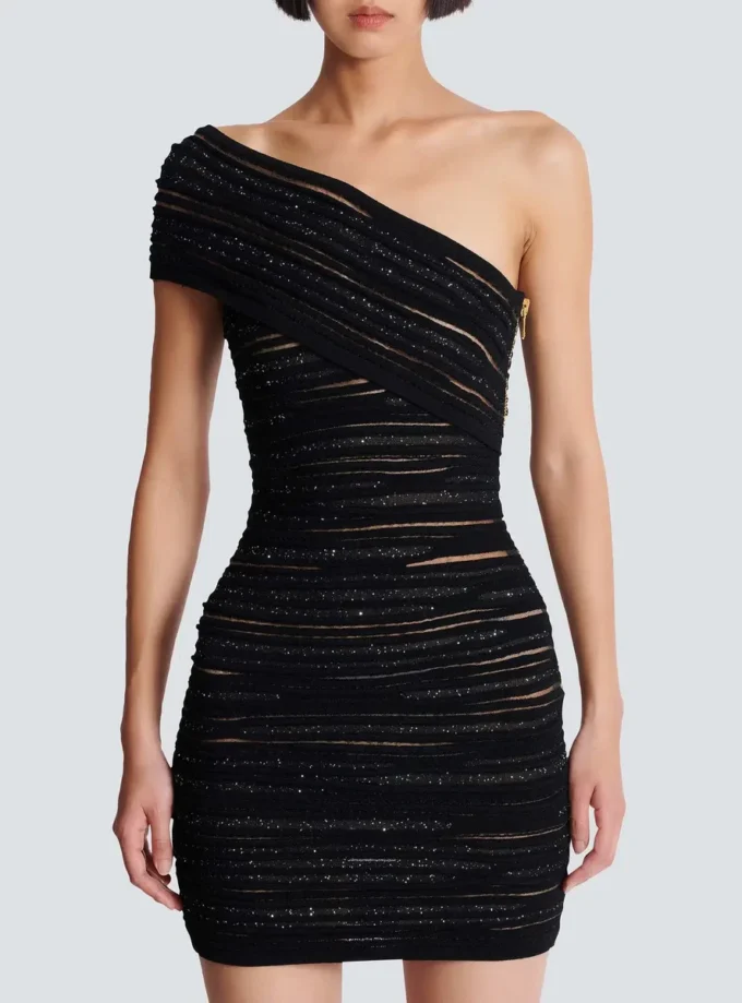 Asymmetrisches Kleid aus glänzendem Rollstrick Asymmetrisches Kleid aus glänzendem Rollstrick