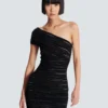 Asymmetrisches Kleid aus glänzendem Rollstrick Asymmetrisches Kleid aus glänzendem Rollstrick