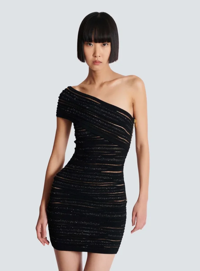 Asymmetrisches Kleid aus glänzendem Rollstrick Asymmetrisches Kleid aus glänzendem Rollstrick