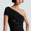 Asymmetrisches Kleid aus glänzendem Rollstrick Asymmetrisches Kleid aus glänzendem Rollstrick