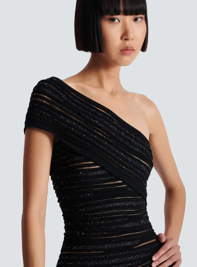 Asymmetrisches Kleid aus glänzendem Rollstrick Asymmetrisches Kleid aus glänzendem Rollstrick