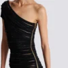 Asymmetrisches Kleid aus glänzendem Rollstrick Asymmetrisches Kleid aus glänzendem Rollstrick