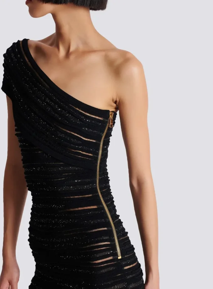 Asymmetrisches Kleid aus glänzendem Rollstrick Asymmetrisches Kleid aus glänzendem Rollstrick