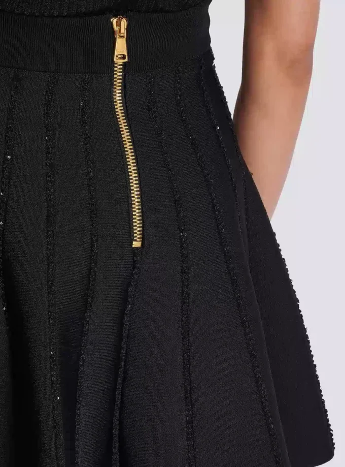 Ausgestellter Strickrock mit glitzernden Streifen Ausgestellter Strickrock mit glitzernden Streifen