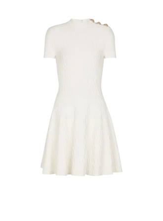 Ausgestelltes Kleid aus Krokodilstrick