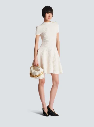 Ausgestelltes Kleid aus Krokodilstrick