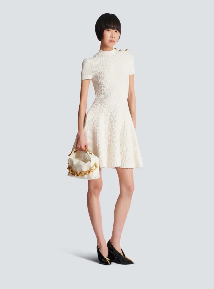 Ausgestelltes Kleid aus Krokodilstrick Ausgestelltes Kleid aus Krokodilstrick