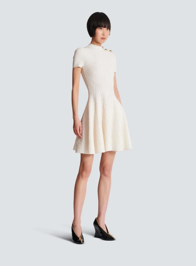 Ausgestelltes Kleid aus Krokodilstrick Ausgestelltes Kleid aus Krokodilstrick