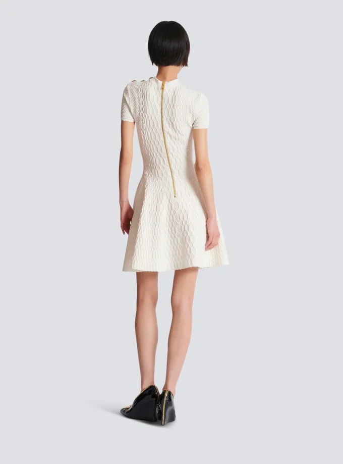 Ausgestelltes Kleid aus Krokodilstrick Ausgestelltes Kleid aus Krokodilstrick