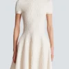 Ausgestelltes Kleid aus Krokodilstrick Ausgestelltes Kleid aus Krokodilstrick