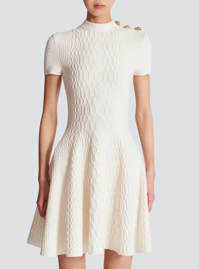 Ausgestelltes Kleid aus Krokodilstrick Ausgestelltes Kleid aus Krokodilstrick