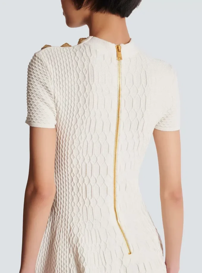 Ausgestelltes Kleid aus Krokodilstrick Ausgestelltes Kleid aus Krokodilstrick