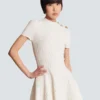 Ausgestelltes Kleid aus Krokodilstrick Ausgestelltes Kleid aus Krokodilstrick