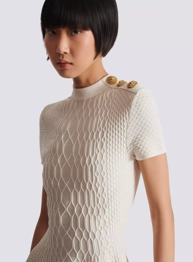 Ausgestelltes Kleid aus Krokodilstrick Ausgestelltes Kleid aus Krokodilstrick