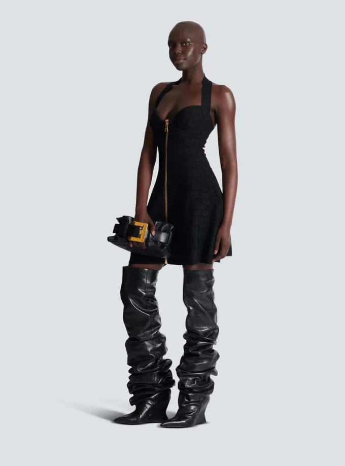 Ausgestelltes Neckholder-Kleid aus Krokodilstrick Ausgestelltes Neckholder-Kleid aus Krokodilstrick