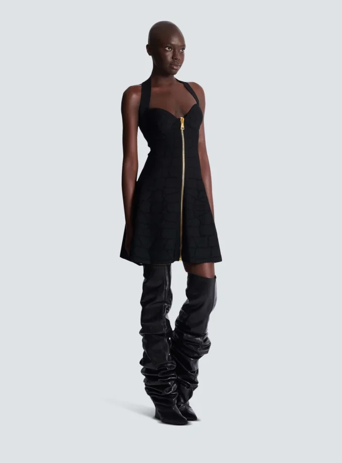 Ausgestelltes Neckholder-Kleid aus Krokodilstrick Ausgestelltes Neckholder-Kleid aus Krokodilstrick