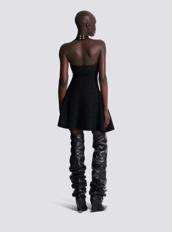 Ausgestelltes Neckholder-Kleid aus Krokodilstrick Ausgestelltes Neckholder-Kleid aus Krokodilstrick