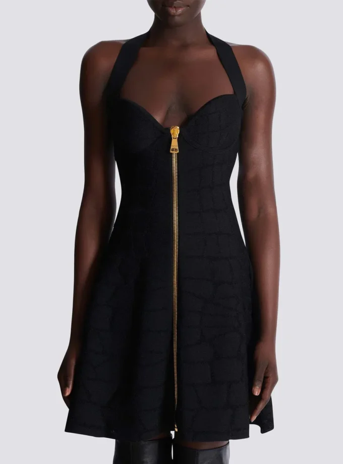 Ausgestelltes Neckholder-Kleid aus Krokodilstrick Ausgestelltes Neckholder-Kleid aus Krokodilstrick