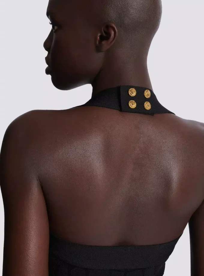 Ausgestelltes Neckholder-Kleid aus Krokodilstrick Ausgestelltes Neckholder-Kleid aus Krokodilstrick