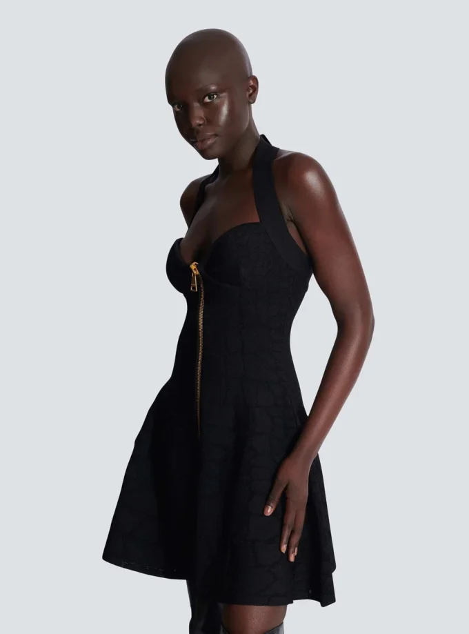 Ausgestelltes Neckholder-Kleid aus Krokodilstrick Ausgestelltes Neckholder-Kleid aus Krokodilstrick