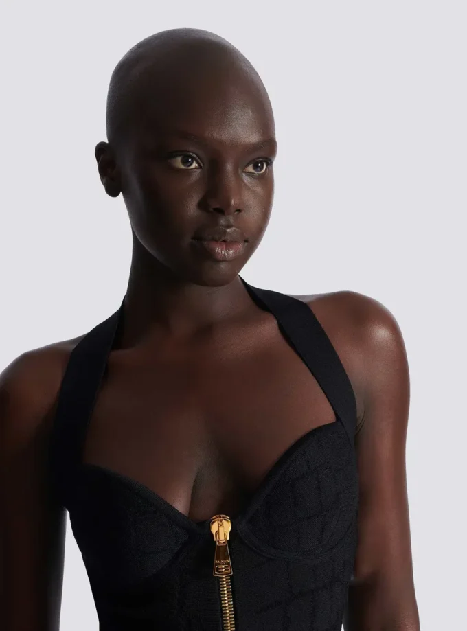 Ausgestelltes Neckholder-Kleid aus Krokodilstrick Ausgestelltes Neckholder-Kleid aus Krokodilstrick