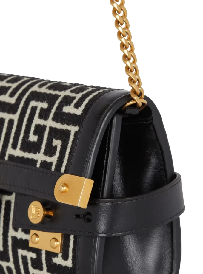 B-Buzz Pouch 23 aus Jacquard-Canvas mit Monogramm und Leder B-Buzz Pouch 23 aus Jacquard-Canvas mit Monogramm und Leder