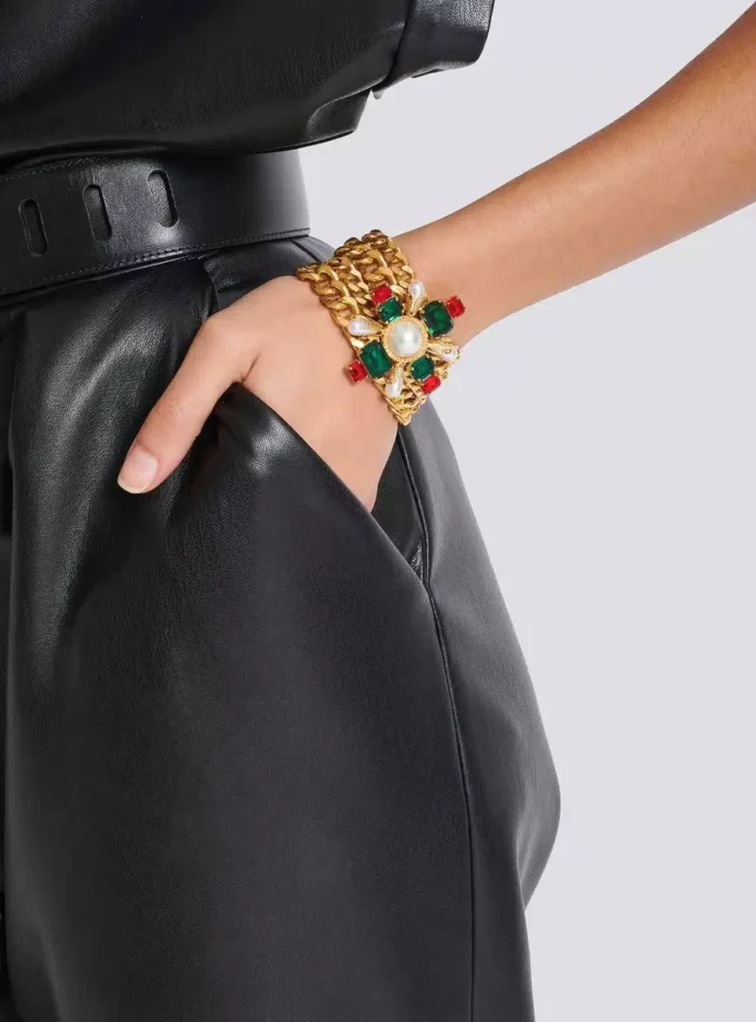 Barockes Armband mit Ketten und Perlen Barockes Armband mit Ketten und Perlen