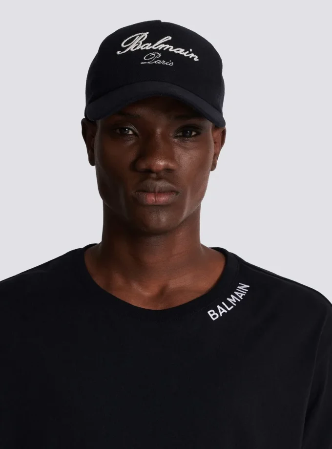 Baumwollkappe mit Balmain Signature-Stickerei Baumwollkappe mit Balmain Signature-Stickerei