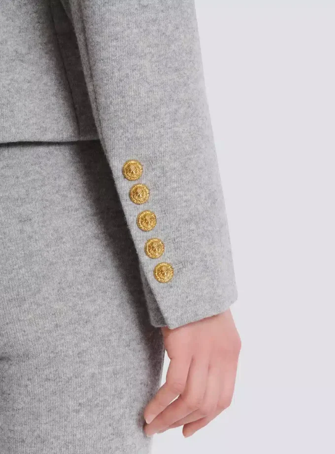 Baumwollstrickjacke mit 6 Knöpfen Baumwollstrickjacke mit 6 Knöpfen