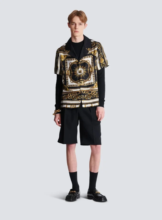 Bedrucktes Pyjamahemd mit Foulard-Chaînes-Muster Bedrucktes Pyjamahemd mit Foulard-Chaînes-Muster