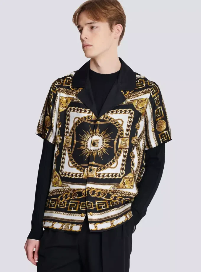 Bedrucktes Pyjamahemd mit Foulard-Chaînes-Muster Bedrucktes Pyjamahemd mit Foulard-Chaînes-Muster