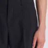 Bermudashorts aus Wolle mit Abnähern Bermudashorts aus Wolle mit Abnähern