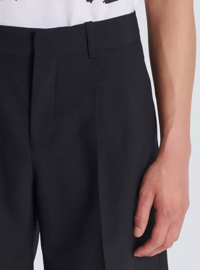 Bermudashorts aus Wolle mit Abnähern Bermudashorts aus Wolle mit Abnähern